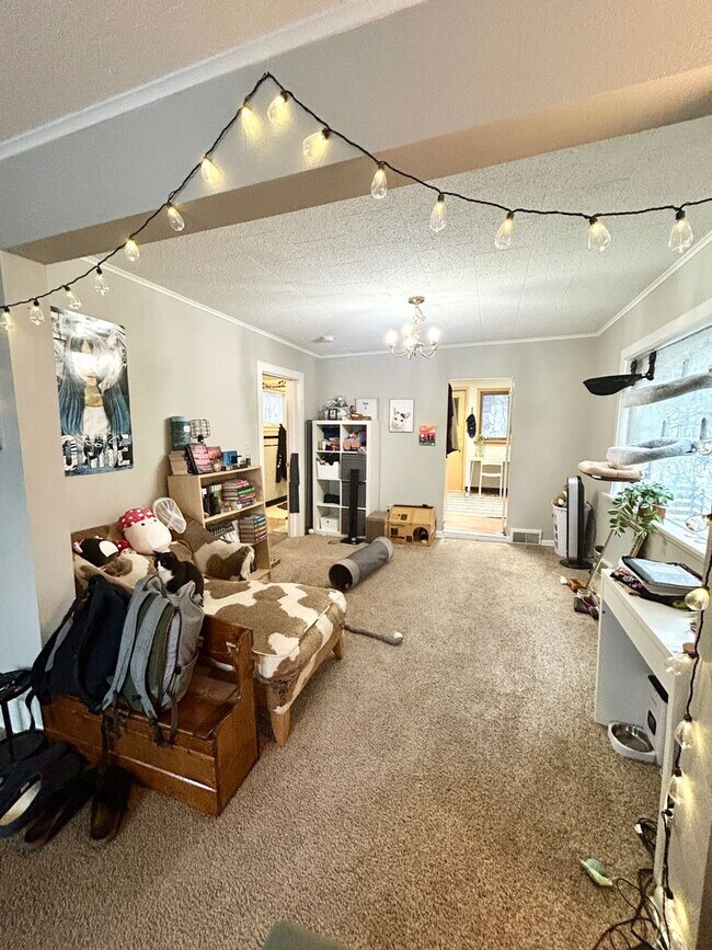 Building Photo - AVAILABLE FEBRUARY 1 BED 1 BATH W/ View of Lift Bridge !