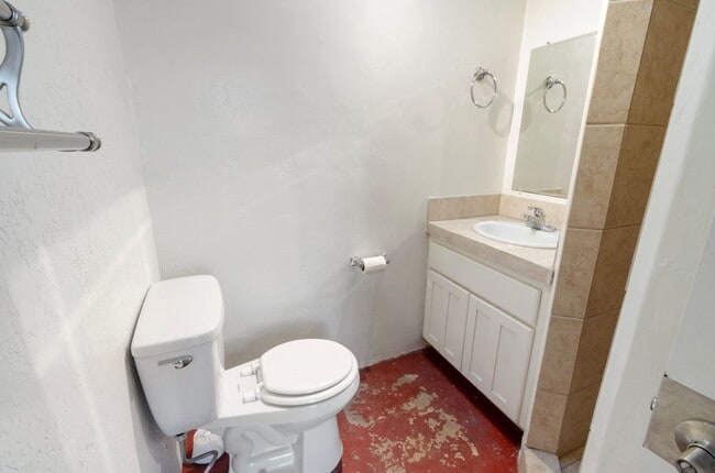 Building Photo - University Bungalow