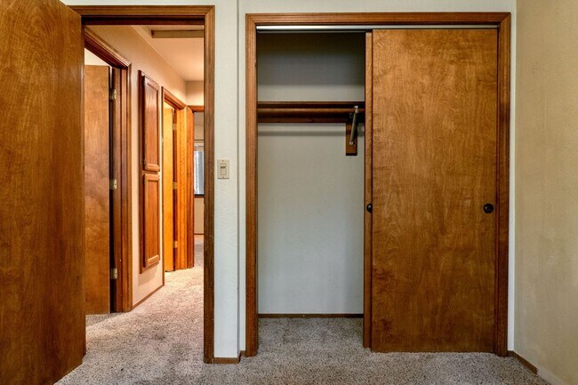 Building Photo - Centrally Located 3 Bedroom House with Fully Fenced in Backyard- Pet Friendly!