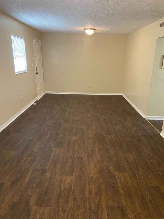 Building Photo - Cozy 2/1 Apartment, Move in Ready, Move in Special!