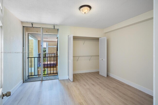 Building Photo - 9210 Fontainebleau Blvd