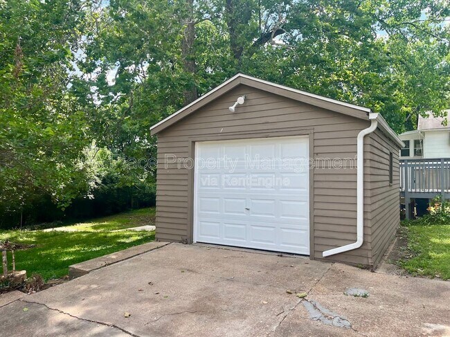 Building Photo - 8612 Hume Ave