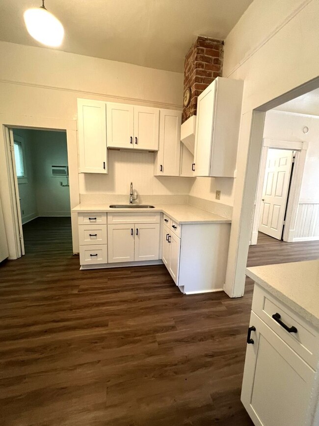 Building Photo - 4Bd 2Bath Available Now 6 month lease only...