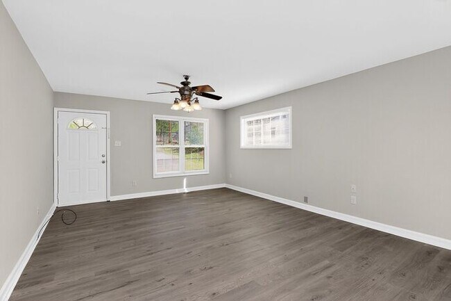 Building Photo - Updated 3BD/2BA Ranch in Lowell, NC!