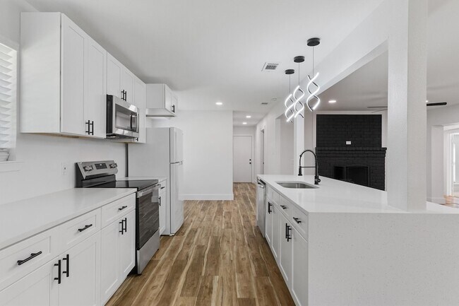 Building Photo - 219 Lakeview Dr