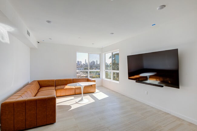 Building Photo - 252 Hoover