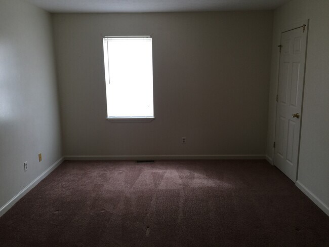 Building Photo - 2 Bed, 1.5 Bath Apartment in Shelbyville!