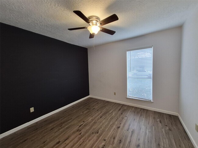 Building Photo - 5110 Kleindale Dr