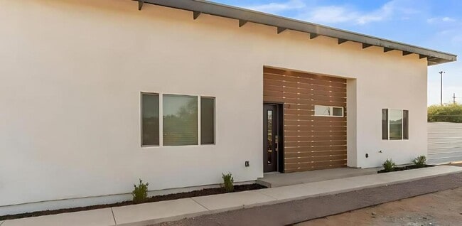 Building Photo - 1011 N Anita Ave