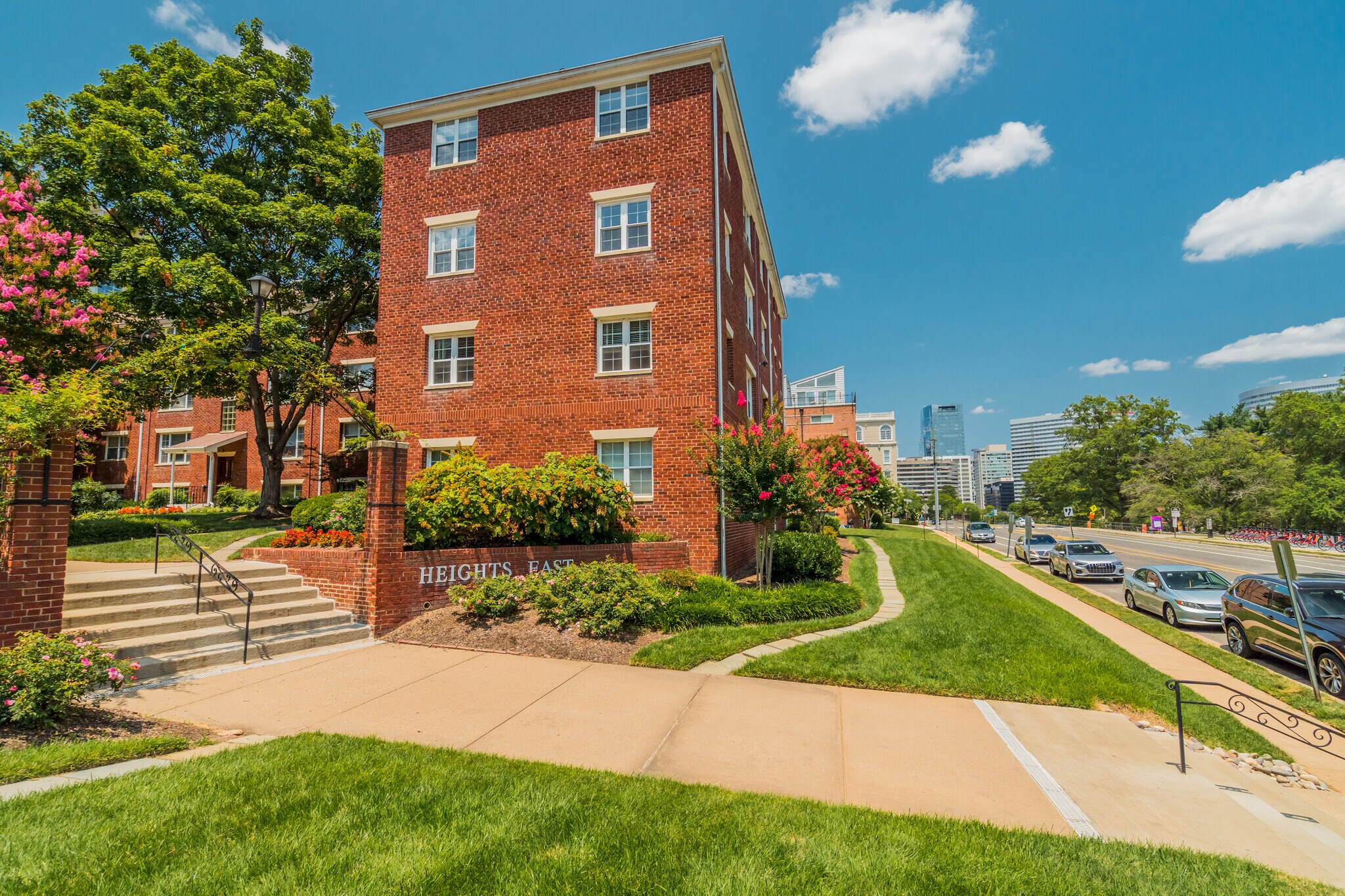 Walking distance to Rosslyn and metro - 1304 N Meade St