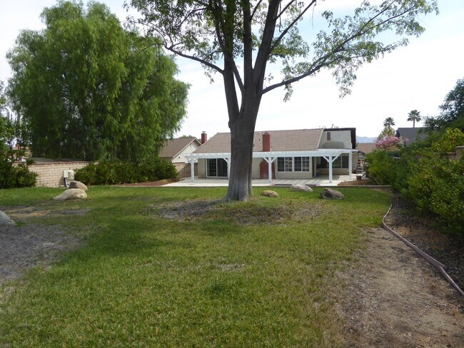 Building Photo - 3 Bedroom Pool Home in Saugus!