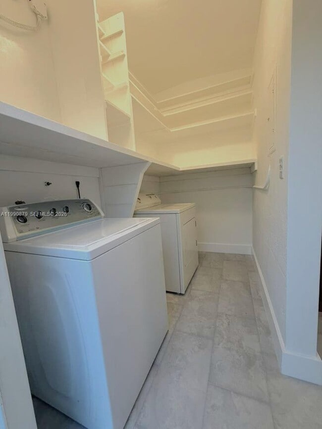 Building Photo - 6339 SW 32nd St