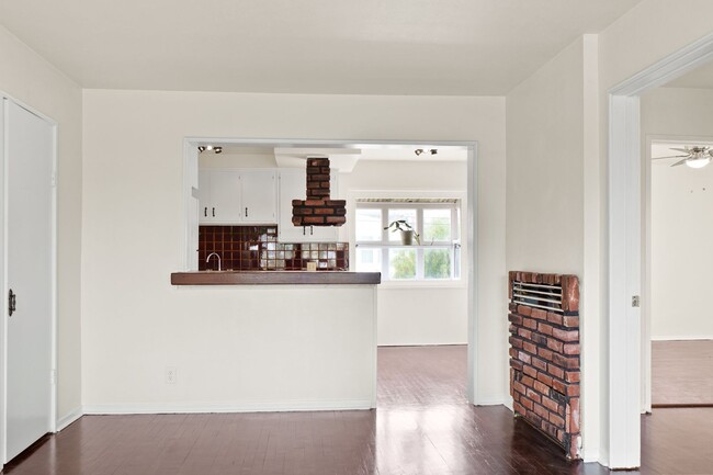 Building Photo - 431 Venice Way
