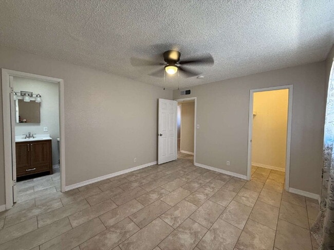 Building Photo - 955 Versailles Dr