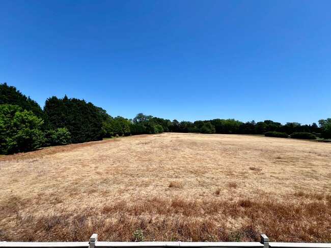 Building Photo - Beautiful home in the Chancellor Walk neig...