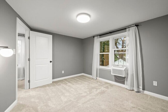 Building Photo - 304 E Schreyer Pl