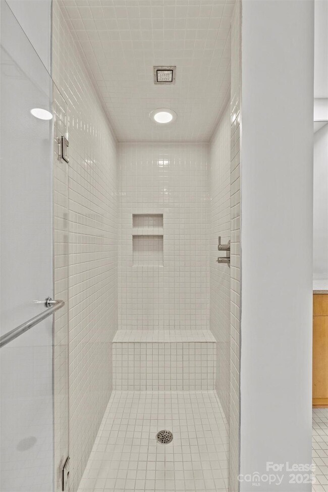 Building Photo - 420 Queens Rd