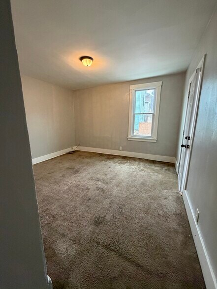 living room - 1305 Airbrake Ave