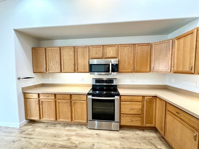 Building Photo - Charming 3 Bedroom Home