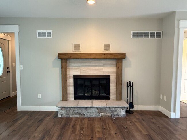 Building Photo - 4 bedroom 2.5 bath near Lake Shawnee