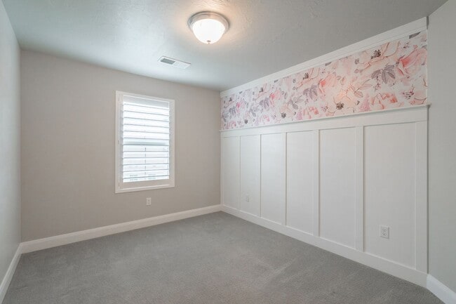 Building Photo - Newer Home in Prime Location with Spacious Layout & Two Living Areas