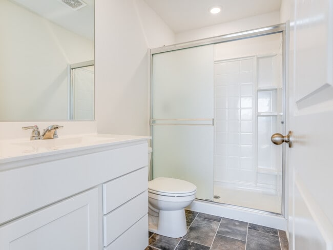 Building Photo - 2131 Sassafras Wy