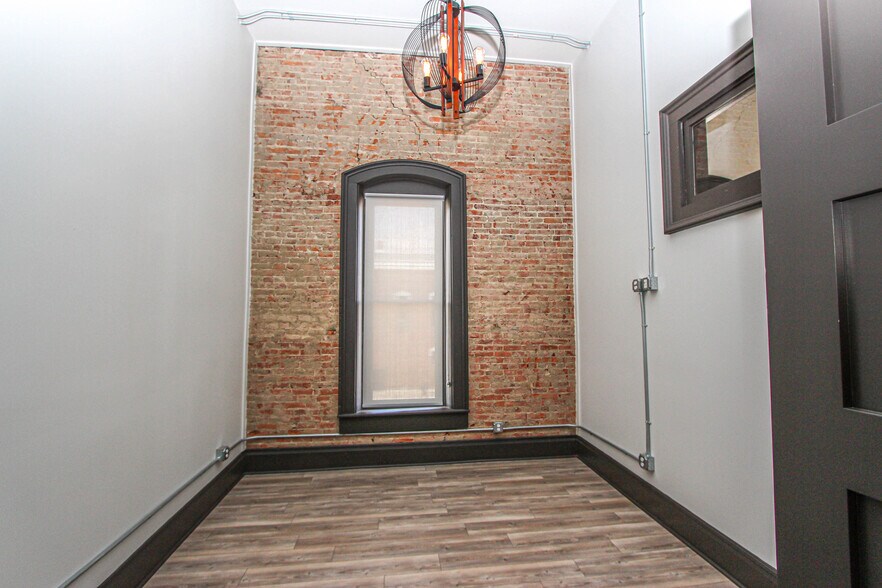 Building Photo - 102 S Main St