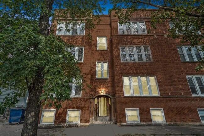 Building Photo - Spacious 2BR/2BA Rogers Park Condo with In-Unit Laundry & Central Air