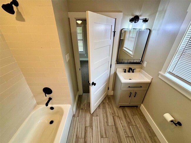 Building Photo - 410 McPhail St