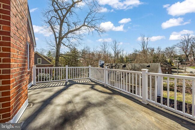 Building Photo - 2355 N Quincy St