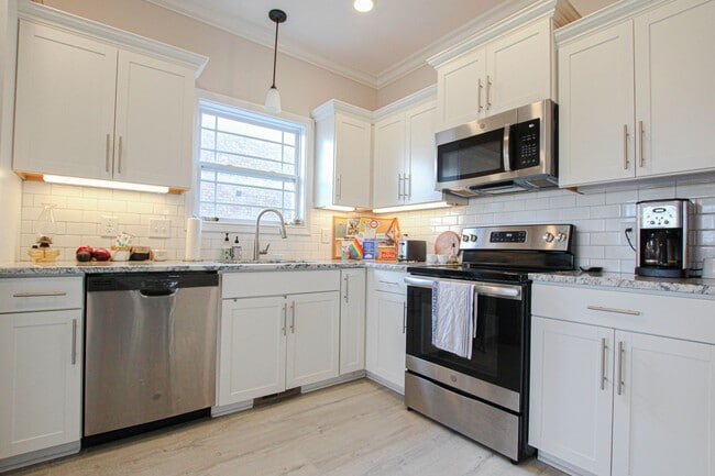 Building Photo - Pet Friendly in Sango!