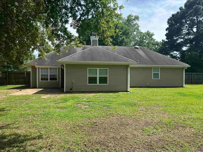 Building Photo - 100 Primrose Ln