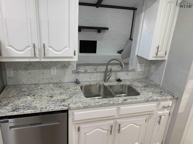 Building Photo - 5519 Briargrove Dr