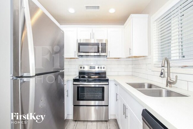 Building Photo - 812 E Las Palmaritas Dr
