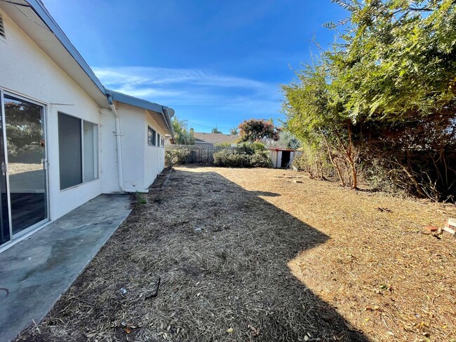 Building Photo - Charming 3B/2BA House w/ Attached Garage &...