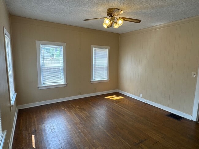 Building Photo - 2 Bedroom 1 Bath House $795! Central Air &...
