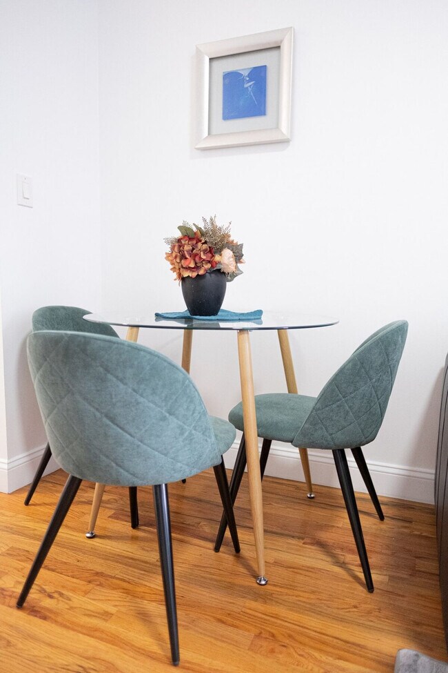 Building Photo - 305 E 95th St