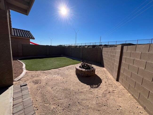 Building Photo - NICE 3 BEDROOM HOME!