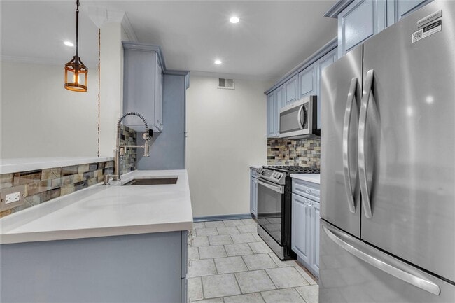 Building Photo - 116 Pelhamdale Ave