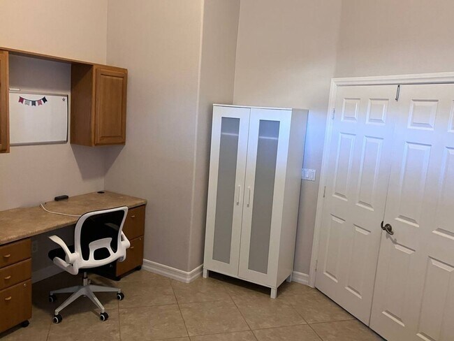 Building Photo - IMMACULATE FURNISHED 3BEDROOM GREEN VALLEY BEAUTY!