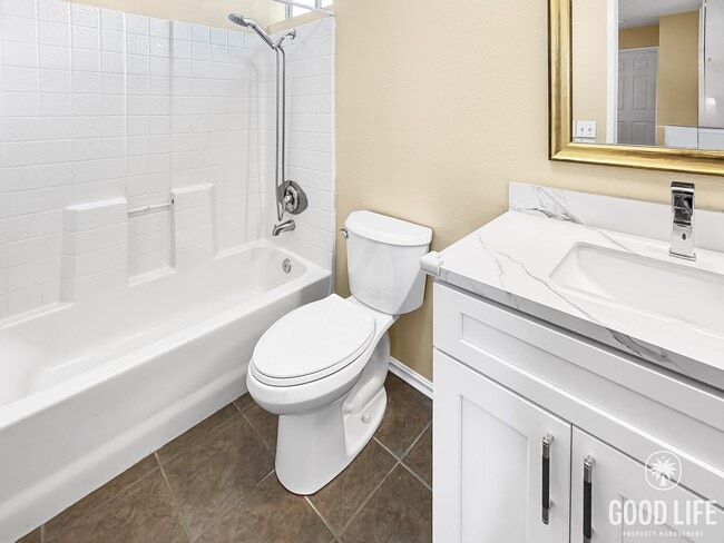 Building Photo - Immaculate 4Bd/2.5Ba Home with New Fridge, AC, Fenced Back Patio in Aliso Viejo!