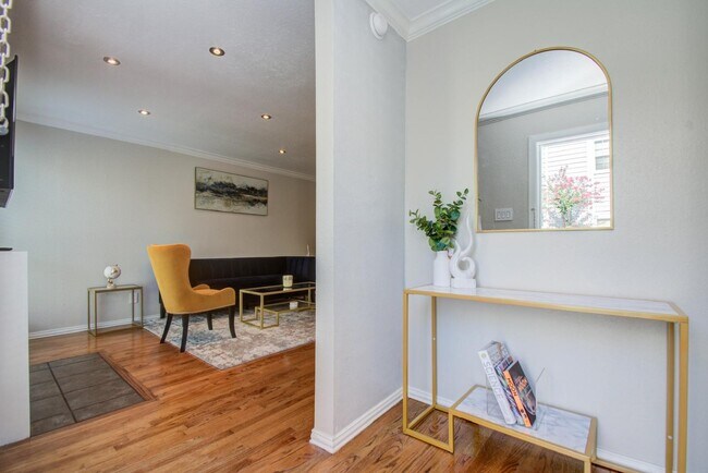 Building Photo - 5807 Beverly Hill St