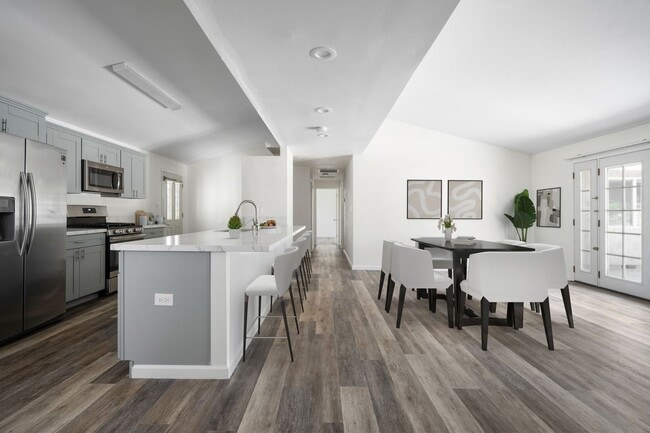 Building Photo - 5288 Manhasset Dr