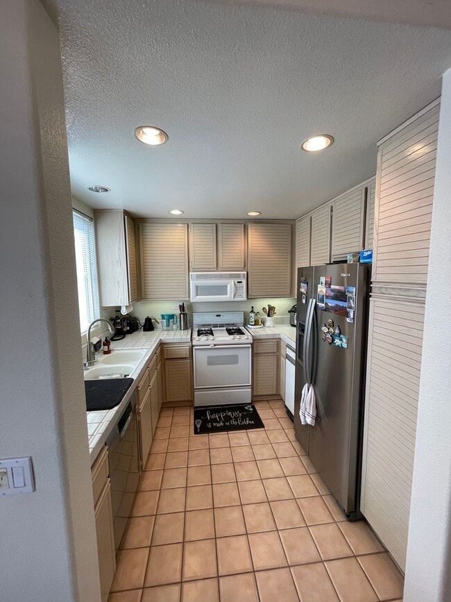 Building Photo - Rare Villagio 2 level townhome with garage and balcony, plus Den