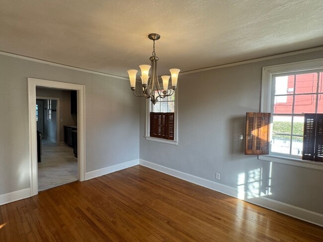 Building Photo - Adorable Home