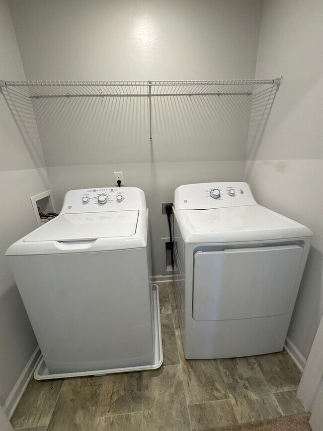 Building Photo - Enjoy Modern Living in This Stylish Woodbridge Glen Townhome!