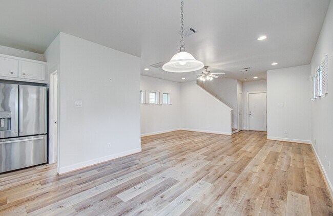 Building Photo - 624 E 39th St