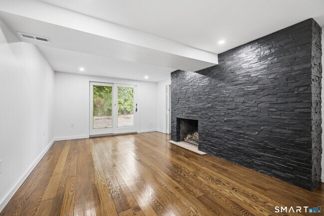 Building Photo - 1 Tulip Tree Ln