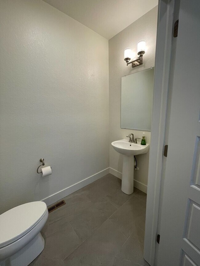 Building Photo - 3bed/3.5bath Townhouse in Downtown Superior - Available August!