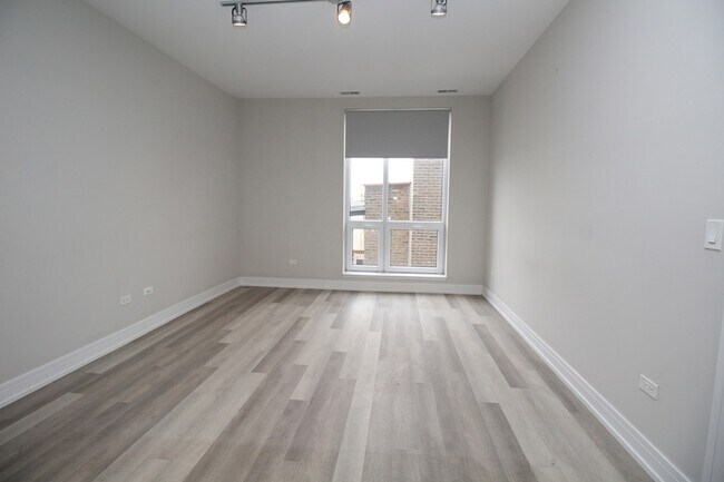 Building Photo - 1554 N Talman Ave